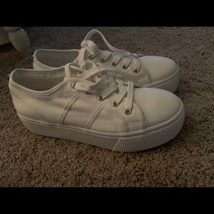 Platform white Steve maddens! Almost brand new!